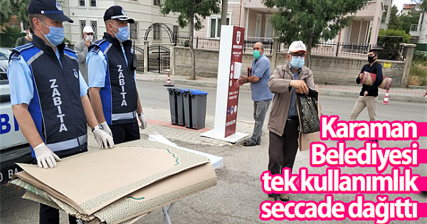 Karaman Belediyesi Tek Kullanımlık Seccade Dağıttı