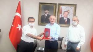 İstanbul Üniversitesi Siyasal Mezunlarından Vali Fahri Meral'e Teşekkür Plaketi