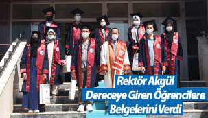 Rektör Akgül, Dereceye Gi̇ren Öğrenci̇lere Belgeleri̇ni̇ Verdi̇